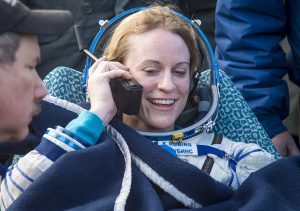 Kate Rubins usando el teléfono satelital