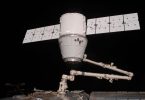 La cápsula Dragon de SpaceX en el brazo robótico de la ISS