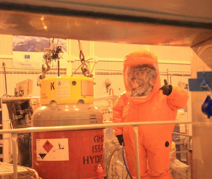 Momento en el cual le cargan el combustible a Sentinel 3A