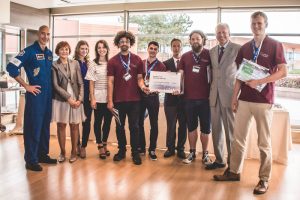 El equipo ganador junto a Luca Parmitano y autoridades